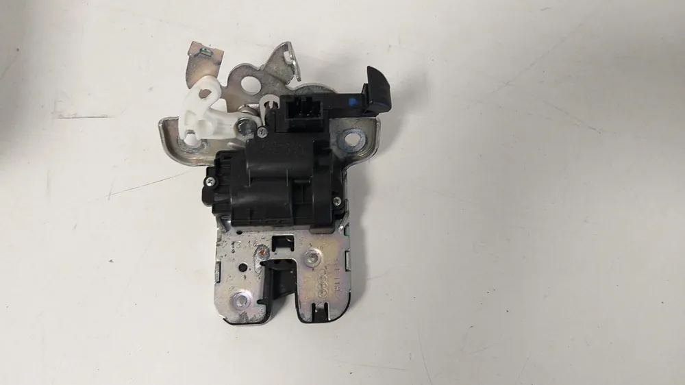Bestseller AUDI A8 4H0 A3 8VS SEDAN ZAMEK KLAPY BAGAŻNIKA 4H0827505A