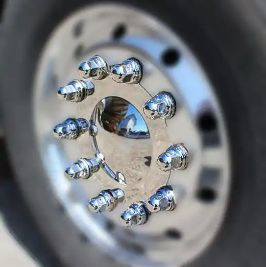 Zamów dziś Osłona na przednią felgę aluminiową 22,5", stal nierdzewna zamknięty środek, mocowana na śruby, 10 otworów, PCD 335mm