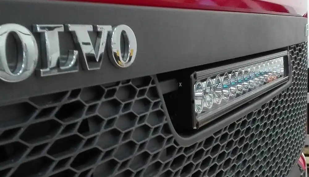 Nowość Light Bar VisionX XPR 762 mm 150W z zestawem do Volvo FH4 w grill