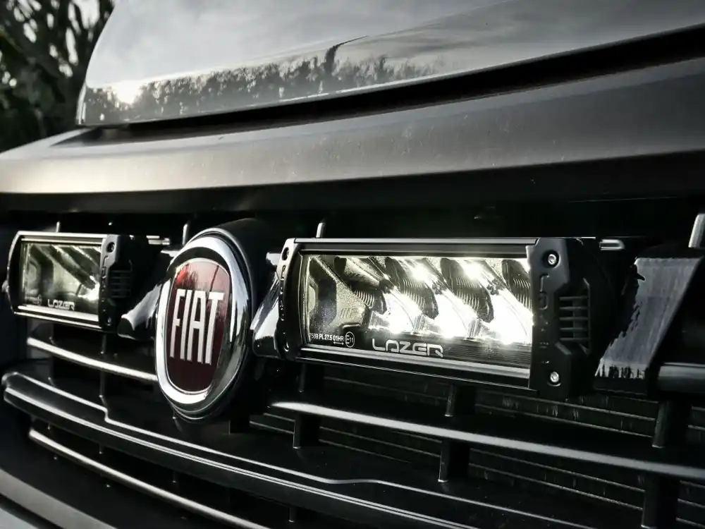 Zestaw dwóch lamp LED Lazer Triple-R 750 Std w grill z zestawem montażowym FIAT Ducato 2014-2022 Taniej