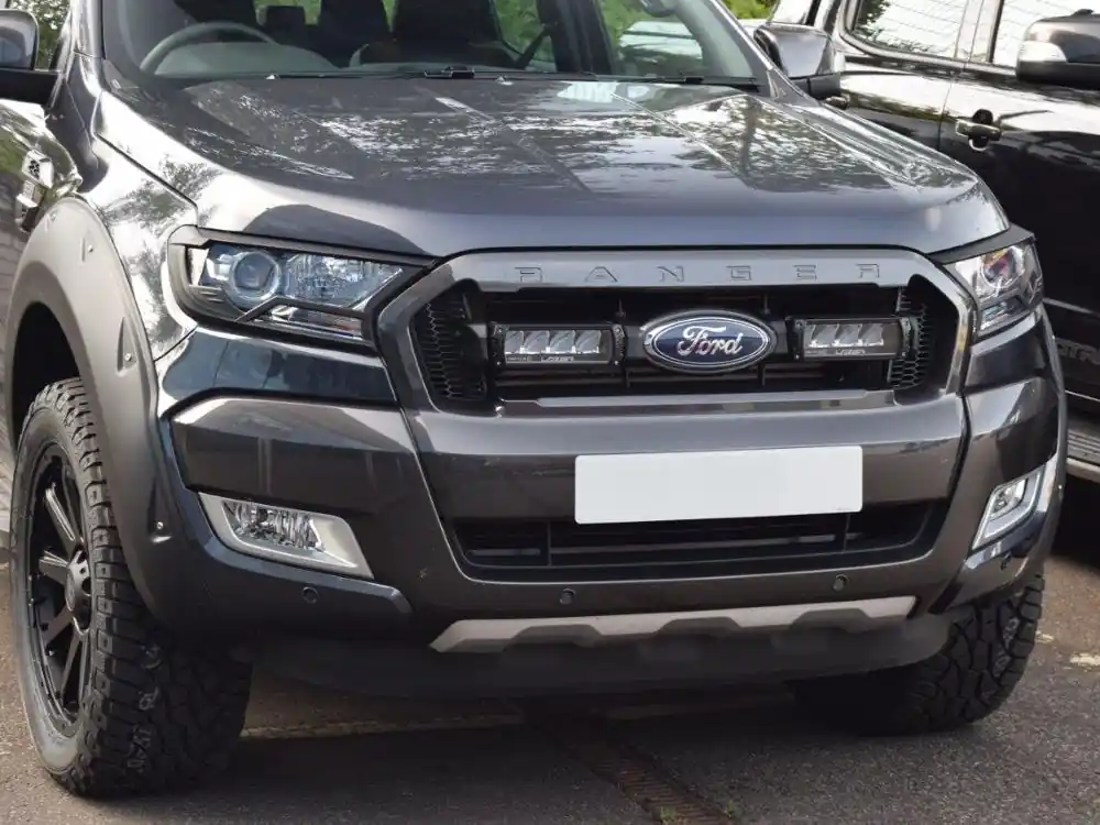 Zestaw dwóch lamp LED Lazer Triple-R 750 Std w grill z zestawem montażowym FORD Ranger 2016-2019 Bezpieczna płatność