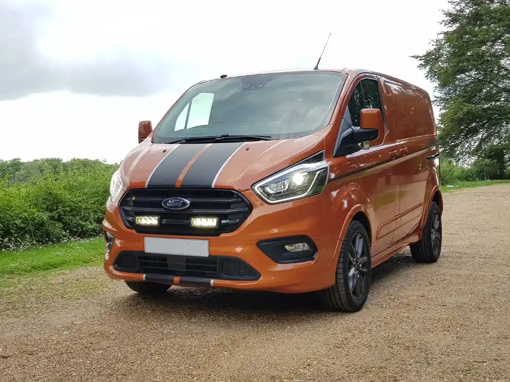 Zestaw dwóch lamp LED Lazer Triple-R 750 Std w grill z zestawem montażowym FORD Transit Custom 2018-2024 Wybór klientów