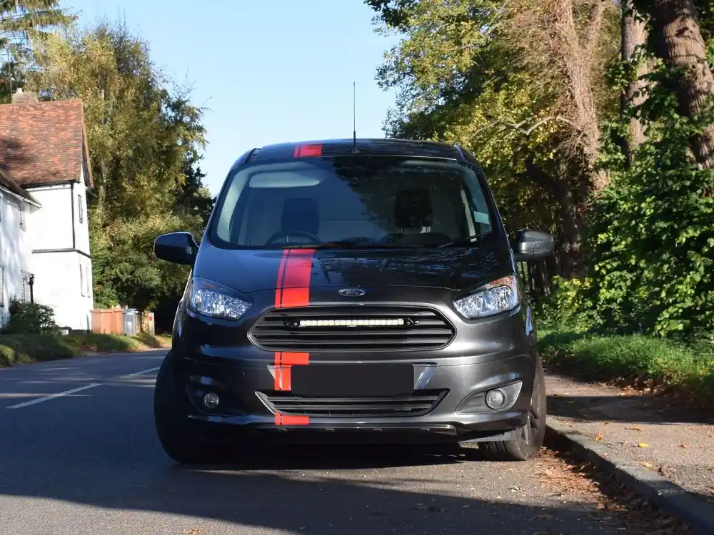 Lampa LED Lazer Linear-18 w grill z zestawem montażowym FORD Transit Courier 2014-2019 Ograniczona ilość