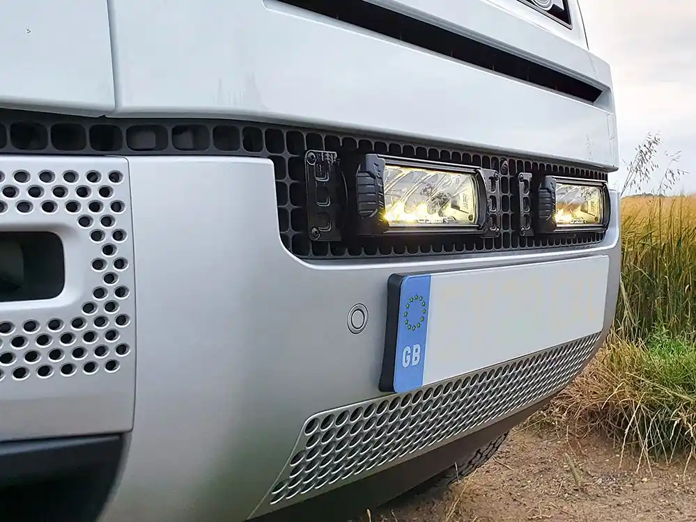 Ostatnia szansa Zestaw dwóch lamp LED Lazer Triple-R Std w grill z zestawem montażowym LAND ROVER Defender 2020-