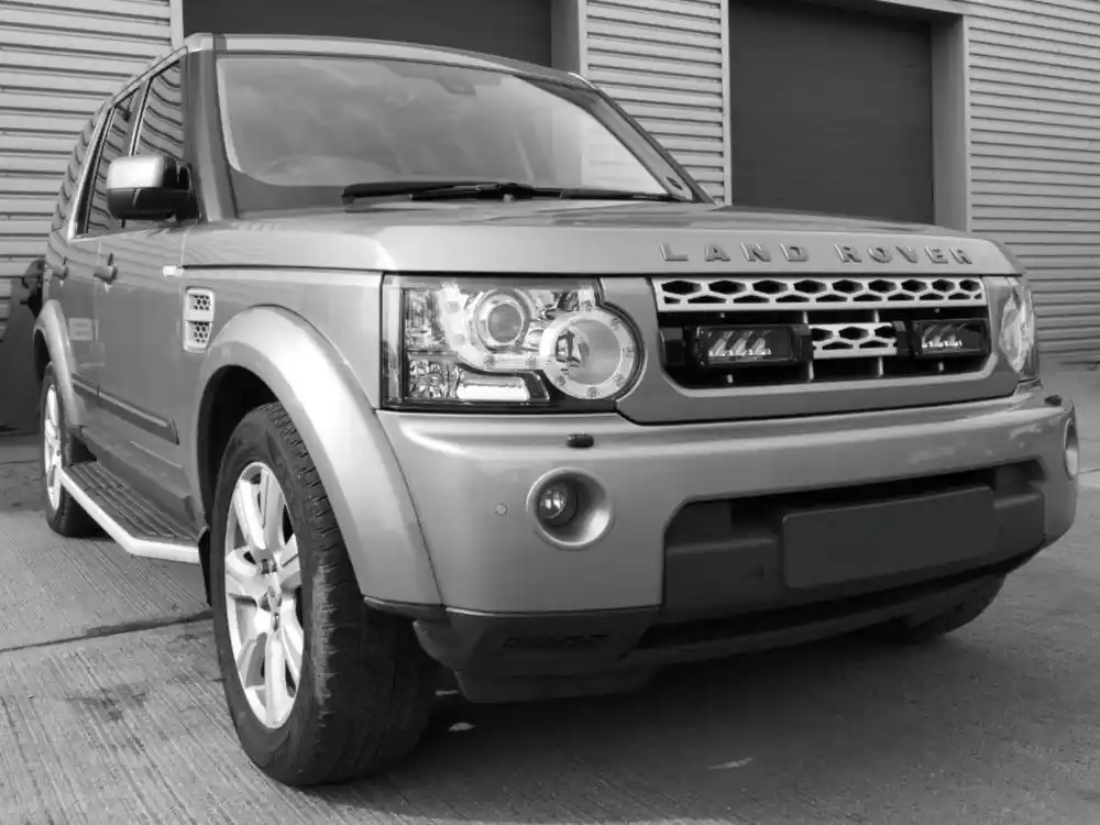 Zestaw dwóch lamp LED Lazer Triple-R 750 Std w grill z zestawem montażowym LAND ROVER Discovery 4 2009-2014 Cena promocyjna