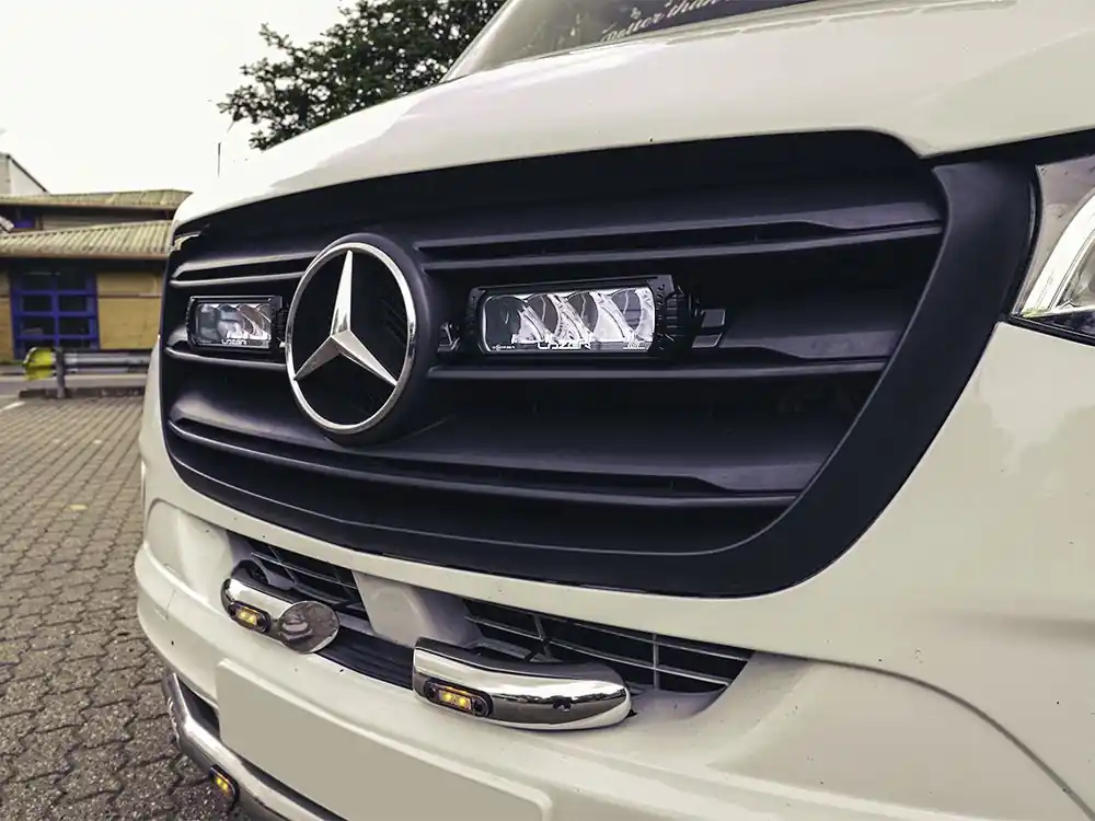 Bezpieczna płatność Zestaw dwóch lamp LED Lazer Triple-R 750 Elite w grill z zestawem montażowym MB Sprinter 2018-