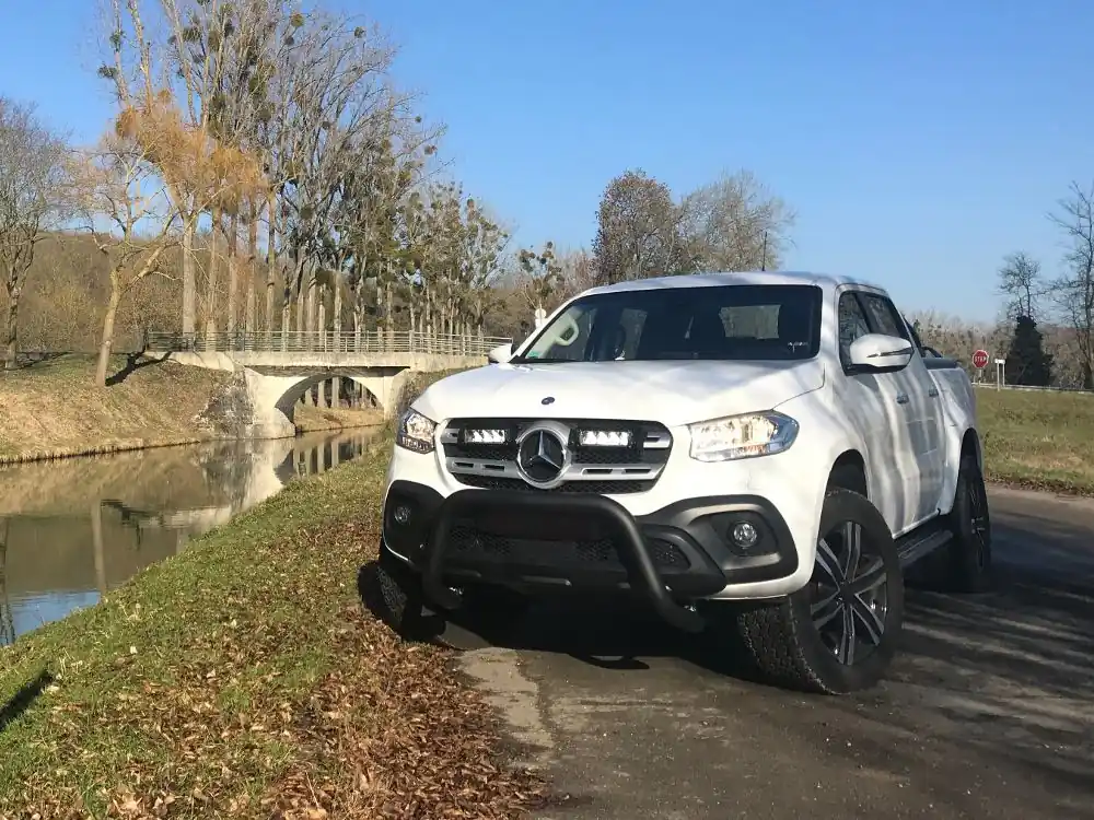 Do wyczerpania zapasów Zestaw dwóch lamp LED lazer Triple-R 750 Std w grill z zestawem montażowym MB X-Class 2017-