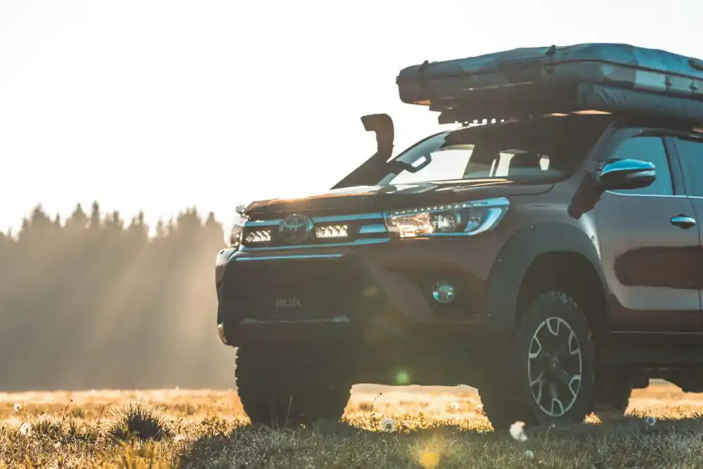 Zestaw dwóch lamp LED Lazer Triple-R 750 Std w grill z zestawem montażowym TOYOTA Hilux 2017-2021 Darmowa dostawa