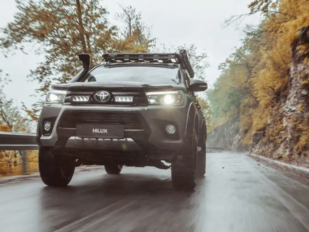 Zamów teraz Zestaw dwóch lamp LED Lazer Triple-R 750 Elite w grill z zestawem montażowym TOYOTA Hilux 2017-2021