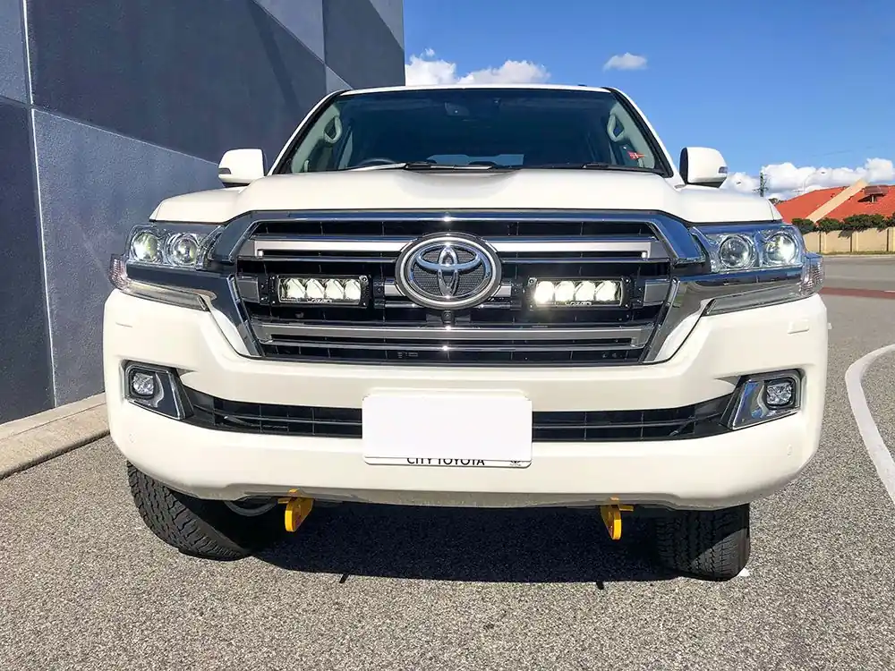 Zestaw dwóch lamp LED Lazer Triple-R 750 Std w grill z zestawem montażowym TOYOTA LC200 2015-2022 Hit sprzedaży