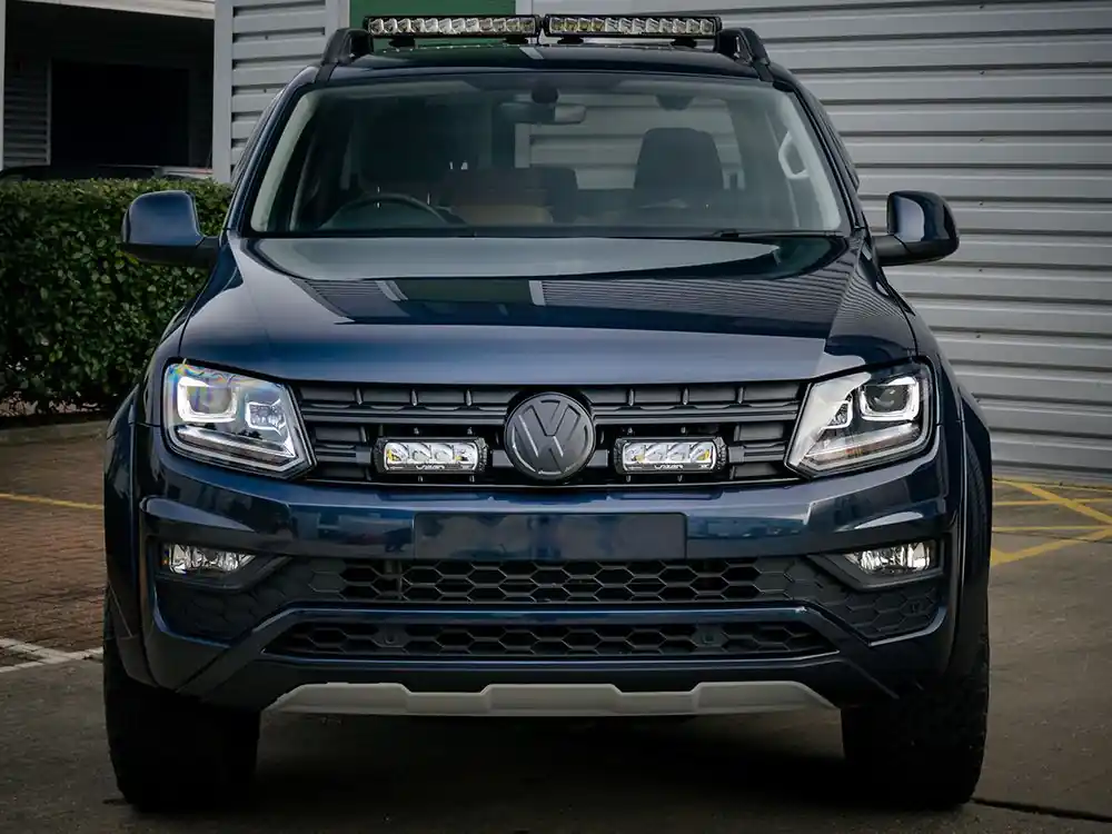 Zesaw dwóch lamp LED Lazer Triple-R 750 Std w grill z zestawem montażowym VW Amarok (V6) 2016-2023 Taniej