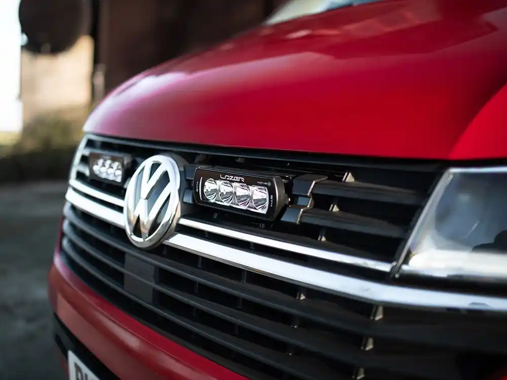 Kup teraz Zestaw dwóch lamp LED Lazer Triple-R 750 Elite w grill z zestawem montażowym VW T6.1 (Startline/Highline) 2019-