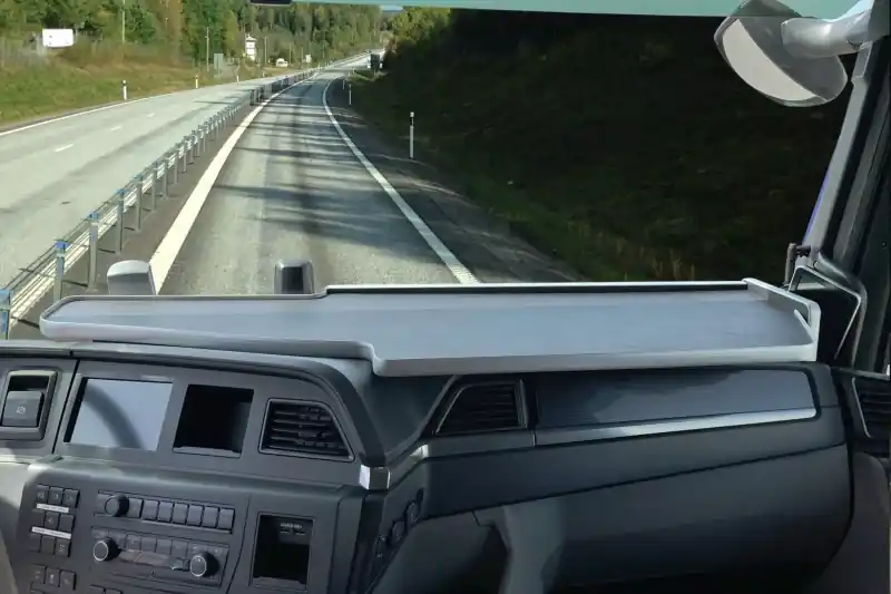 Duża półka na środkową konsolę i prawą stronę deski z wycięciem na LGS MAN NTG kabina TM/TN/NN/CC/DN Promocja