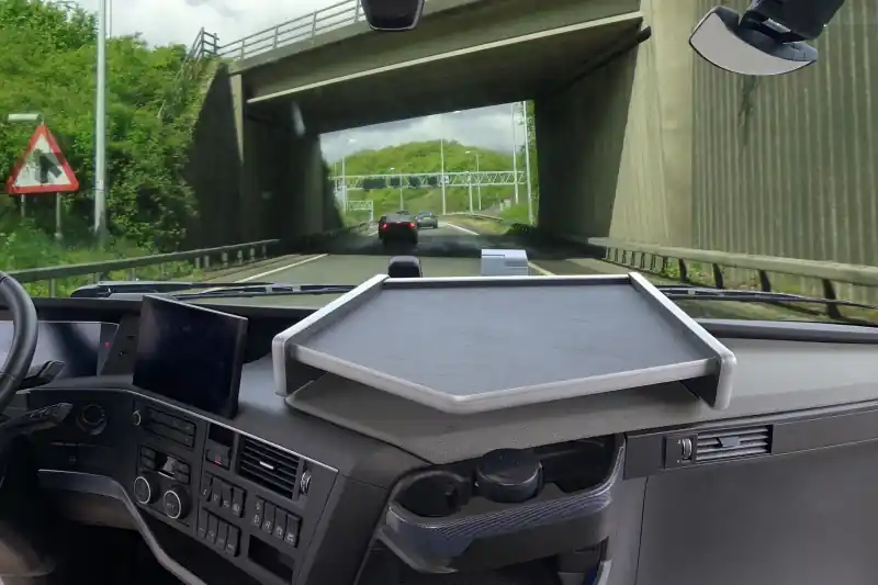 Półka na środkową część deski Volvo FH5 (2021-) (kolor anthracite/aluminium) Obniżka ceny