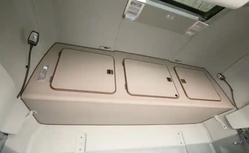 Szafka trzydrzwiowa na tył kabiny VOLVO FH4 Globetrotter XL (beige brown) Sprawdź teraz
