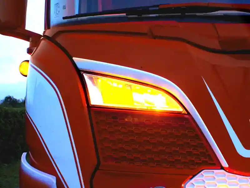 Dodatkowe pomarańczowe światła pozycyjne LED do reflektorów dalekosiężnych na podszybiu Scania R/S 2016-2022 Rabat