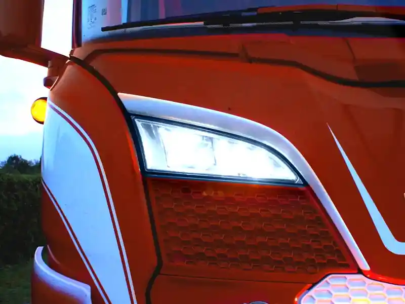 Sprawdź teraz Dodatkowe białe zimne światła pozycyjne LED do reflektorów dalekosiężnych na podszybiu Scania R/S 2016-2022