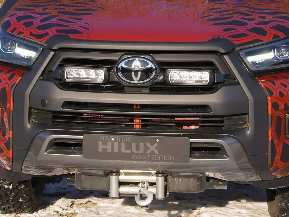 Dostępne od ręki Zestaw dwóch lamp LED Lazer Triple-R 750 Elite w grill z zestawem montażowym TOYOTA Hilux Invincible-X 2021+
