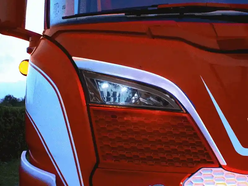 Super okazja Dodatkowe światła pozycyjne LED białe/pomarańczowe + światło stroboskopowe do reflektorów dalekosiężnych na podszybiu Scania R/S 2023-